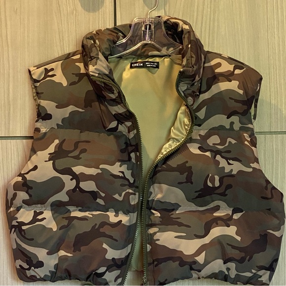 NWOT Camo Puffer Cropped Vest Medium - Picture 1 of 11